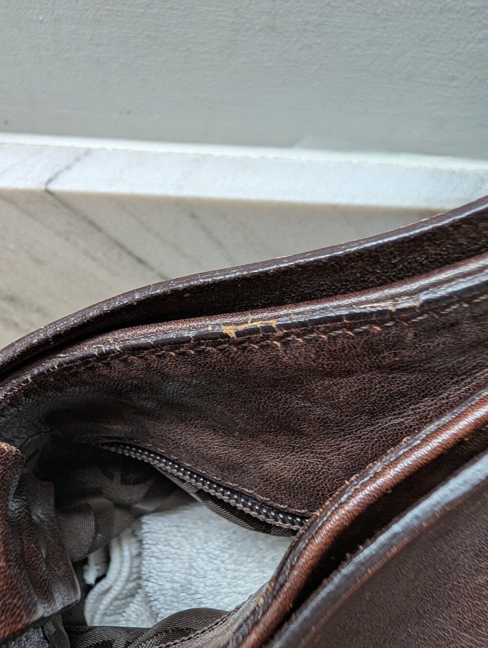 Francesco Biasia Distressed Brown Leather Shoulder Bag with Brass Ring Detail - Picture 4 of 16